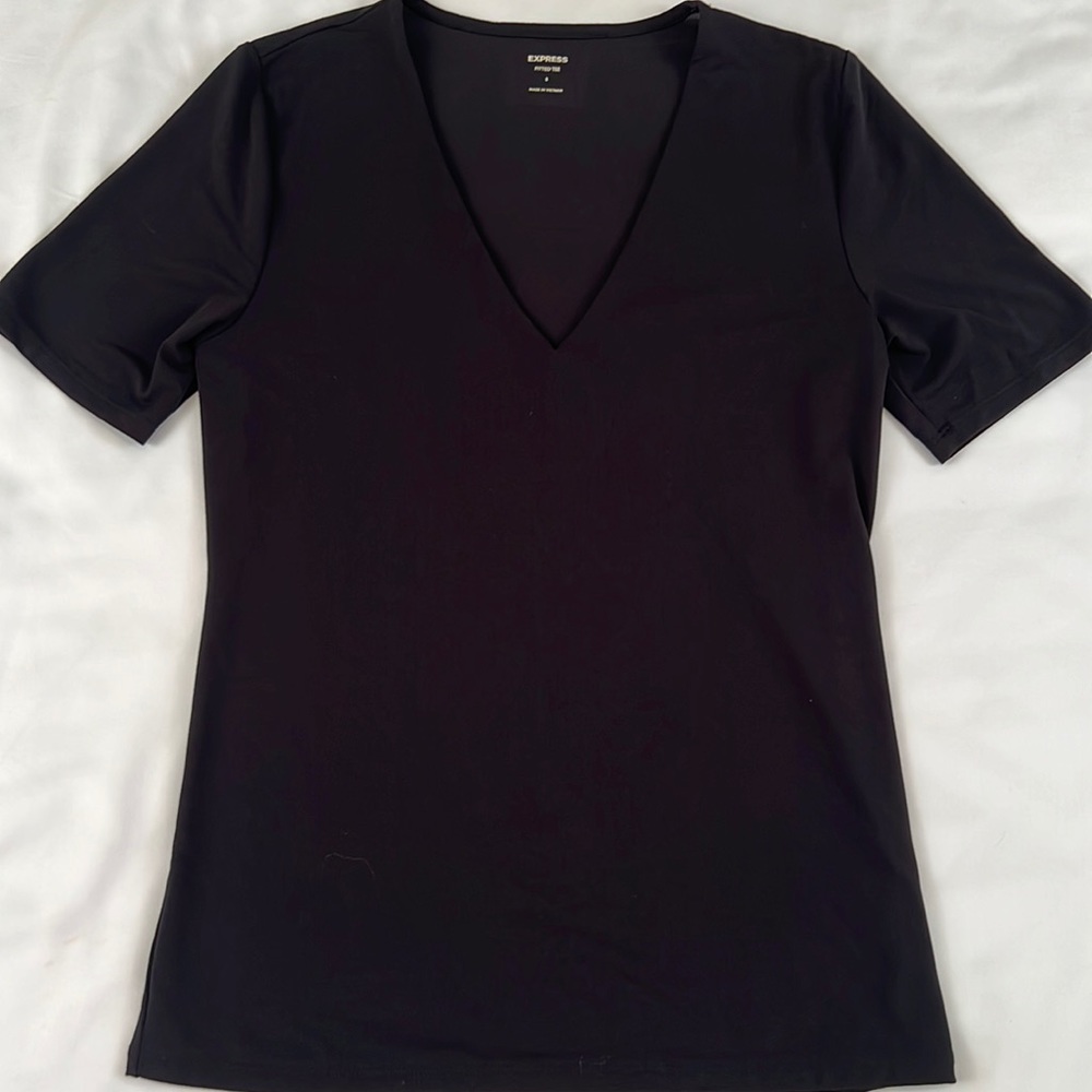 Black fitted tee